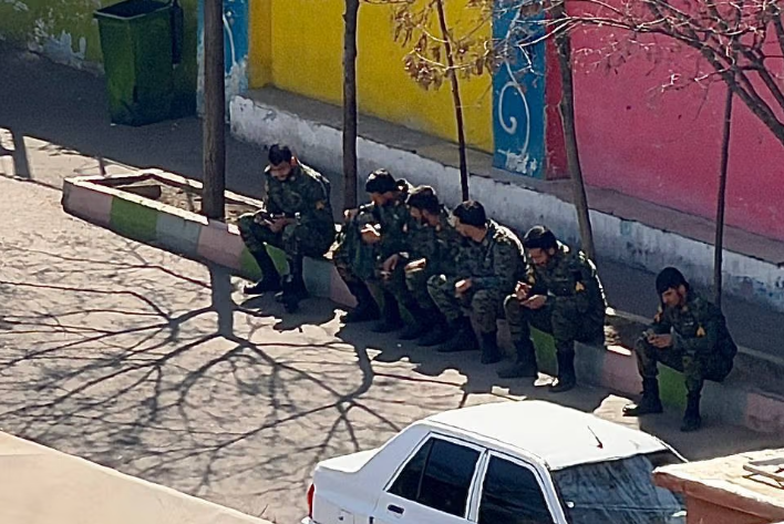 İran əsgərləri qorxudan məscid və məktəblərdə yatırlar - FOTO